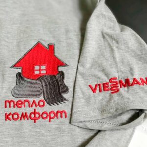 вишитий логотип на рукаві футболки