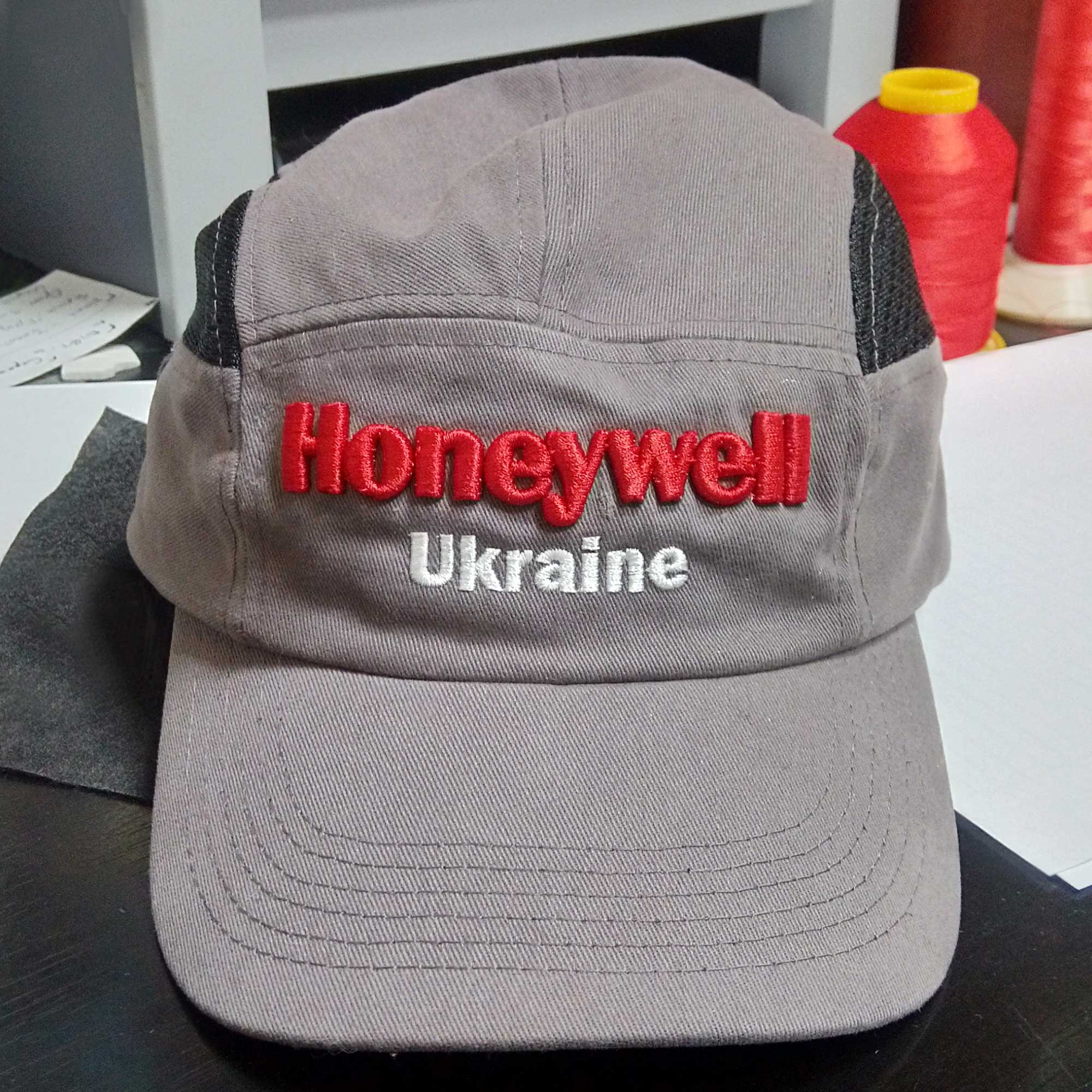 кепка з вишитим логотипом